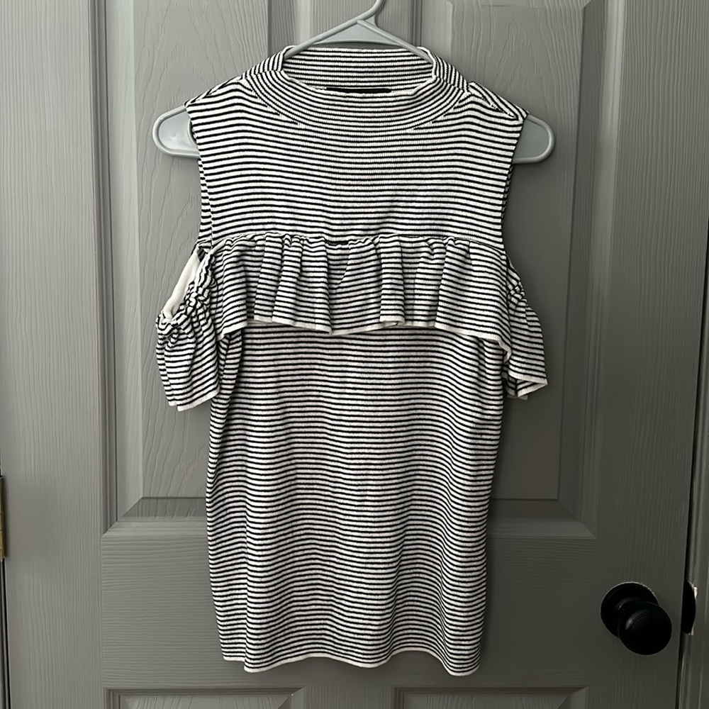 Decjuba Cold Shoulder Tank